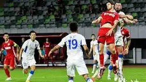 诺坎普集结！巴塞罗那与皇家马德里携手抵达，提前两小时现身