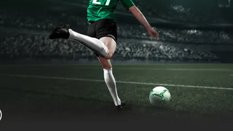 王大雷揭秘“黄油手”：赛场焦点球模糊不清，误判似滔滔黄河。