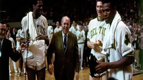 港队逆转毛里求斯10人挑战，艾华顿帽子戏法，时隔两年再迎三连冠佳绩